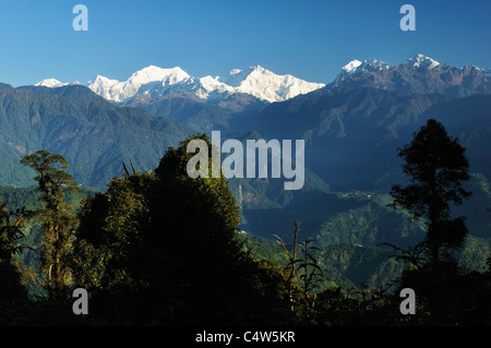 Kabru et Kangchenjunga vue depuis Pelling, à l'ouest du Sikkim, le Sikkim, Inde Banque D'Images