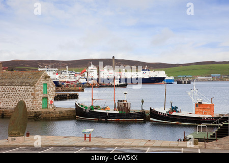 Lerwick, Shetland, Scotland, UK, Europe. Hay's Dock avec de vieux bateaux amarrés Banque D'Images