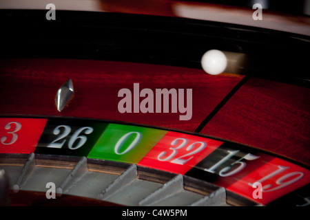 Casino Roulette Européenne balle en jeu Banque D'Images