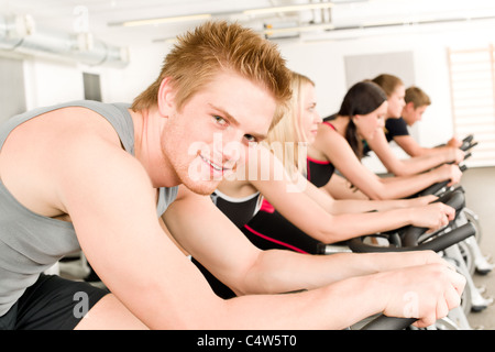 Groupe de personnes sur Fitness location faisant tourner at gym Banque D'Images
