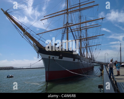 Coque en acier voilier gréé carré à Balclutha Hyde Pier San Francisco Banque D'Images