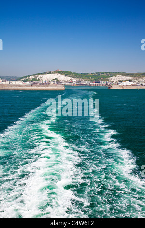 Falaises Blanches et Port de Douvres recule dans la distance derrière le service d'un ferry. Banque D'Images