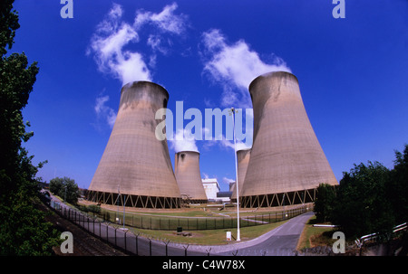 Les nuages de vapeur passant de drax power station by drax yorkshire uk Banque D'Images