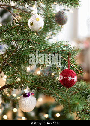 Close-up de Ornaments on Christmas Tree Banque D'Images