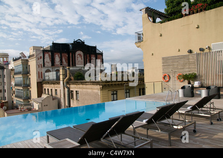 Situé au coeur de Barcelone, le Grand Hotel Central propose un toit-terrasse avec piscine à débordement avec vue sur le quartier gothique historique. Banque D'Images
