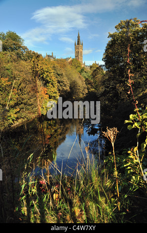 Université de Glasgow reflète dans la rivière Kelvin Banque D'Images