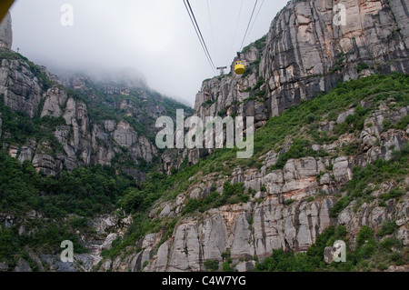 Montserrat est une impressionnante masse de roche avec accès voiture par câble et d'un monastère situé à environ 60 kilomètres à l'ouest de Barcelone. Banque D'Images