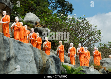 Procession de moines bouddhistes sculptées les Grottes de Dambulla Triangle Culturel Sri Lanka Banque D'Images