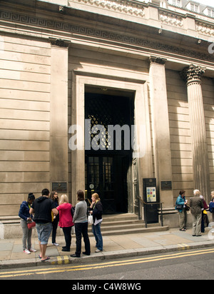 Les gens de l'extérieur entrée de Bank of England Museum, City of London, London Banque D'Images