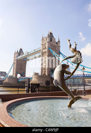 Fille et Dolphin Fountain par Tower Bridge, Londres. Banque D'Images