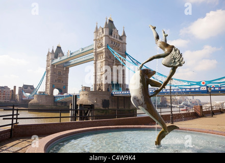 Fille et Dolphin Fountain par Tower Bridge, Londres. Banque D'Images