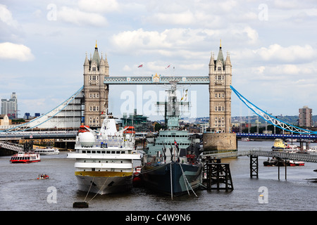 Le HMS Belfast amarré à côté du London Tower Bridge Banque D'Images