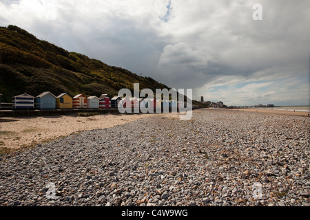 Vue grand angle de cabanes de plage sur le front de mer de Cromer Norfolk East Anglia Angleterre Banque D'Images