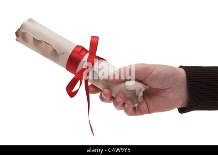 Un vieux rouleau de papier avec un cordon rouge sont tenues à la main, fond blanc Banque D'Images