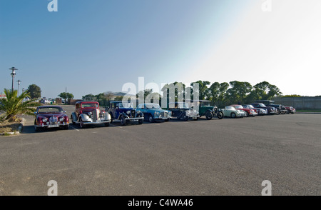 Lineup de vieux classiques et historiques automobiles qui participaient à un rallye automobile à Cape Town, Afrique du Sud. Banque D'Images