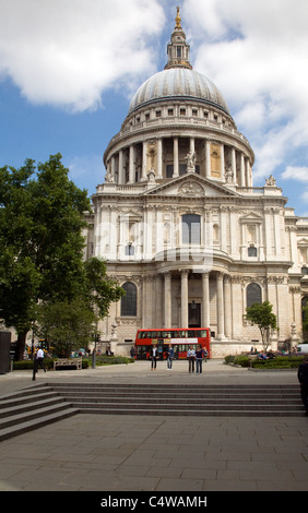 Vue de la cathédrale St Paul du sud sur l'Allée du Jubilé, City of London, London Banque D'Images