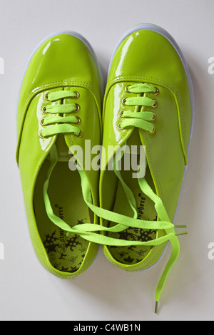 Paire de lacets de couleur vert lime chaussures isolé sur fond blanc Banque D'Images