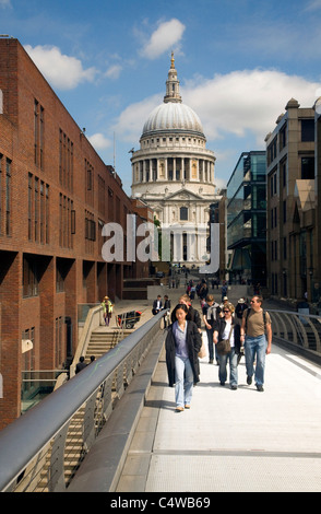 Vue de la cathédrale St Paul du sud sur l'Allée du Jubilé, City of London, London Banque D'Images