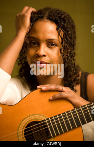 Portrait de femme avec guitare Banque D'Images