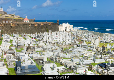 Puerto Rico, Old San Juan, vue du cimetière Santa Maria Magdalena avec forteresse El Morro Banque D'Images