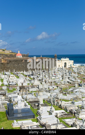 Puerto Rico, Old San Juan, vue du cimetière Santa Maria Magdalena avec forteresse El Morro Banque D'Images