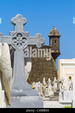 Puerto Rico, Old San Juan, vue du cimetière Santa Maria Magdalena avec forteresse El Morro Banque D'Images