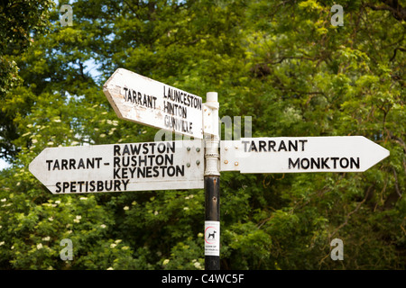 Panneau UK. Fingerpost montrant les directions locales vers les villages Tarrants dans le Dorset, Angleterre, Royaume-Uni. Vieilles enseignes en bois. Banque D'Images