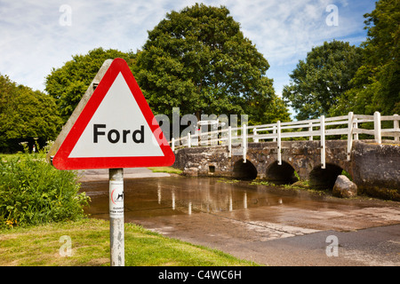 Le Ford au-dessus d'un ruisseau avec un pont à Tarrant Monkton, Dorset, Angleterre, Royaume-Uni Banque D'Images
