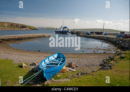 L'île de Yell ferry arrivant à la partie continentale de la Shetland au boot de Toft en Toft Voe. 7284 SCO Banque D'Images