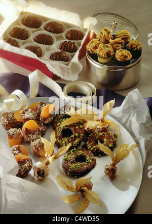 Tableau Comfit : Fruits avec chocoate / rempli les prunes / chocolats massepain - spaghetti Banque D'Images