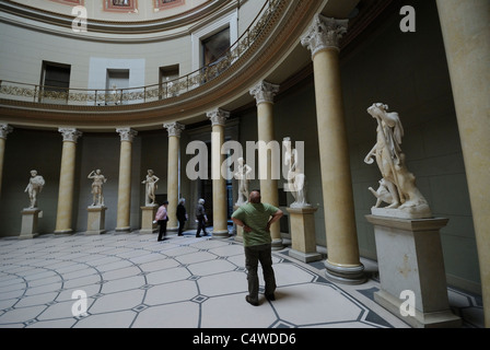 Dans la rotonde de l'ancien musée, des sculptures dans l'atrium de l'Altes Museum sur Museumsinsel, l'île aux musées à Berlin, Allemagne Banque D'Images