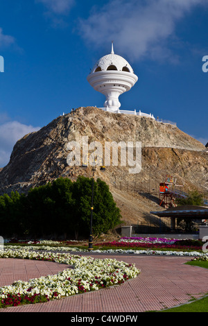 Un brûleur en repère sur une colline surplombant Muscat, Oman. Banque D'Images