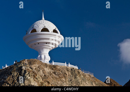 Un brûleur en repère sur une colline surplombant Muscat, Oman. Banque D'Images