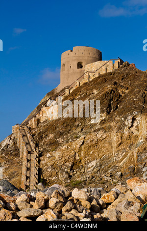 Un petit tour d'observation portugais donnant sur le port à Muscat, Oman. Banque D'Images