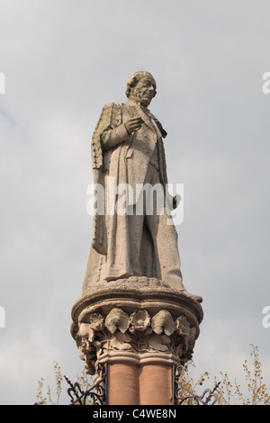 Le marché de la fontaine statue/Sotheron MP Thomas Estcourt à Devizes, Wiltshire, Angleterre. Banque D'Images