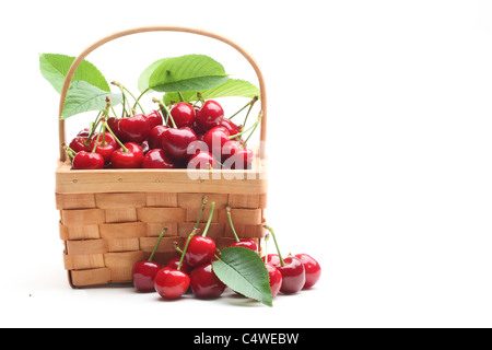 Panier avec la cerise douce isolé sur fond blanc. Banque D'Images