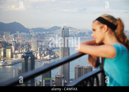 Woman enjoying view de Victoria Peak, à Hong Kong, Chine Banque D'Images