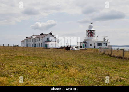 Le phare et les bâtiments modernes à St Ann's head, Pembroke, Pays de Galles, Royaume-Uni Banque D'Images