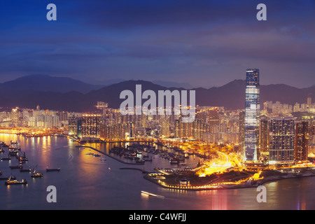 View of International Commerce Centre (ICC) et de l'ouest au crépuscule, Kowloon Hong Kong, Chine Banque D'Images