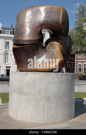 La 'Pièce de fermeture' sculpture de Henry Moore sur Millbank près de la Tate Gallery de Londres en Angleterre. Banque D'Images