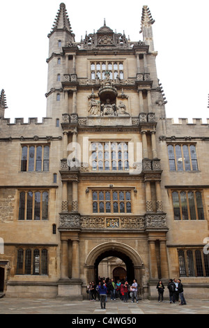 Les touristes jeter un oeil à l'ancienne école Quadrangle à la Bodleian Library à Oxford, Angleterre. Banque D'Images