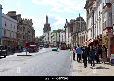 Les acheteurs, les touristes et les étudiants sur la High Street à Oxford, Angleterre. Banque D'Images