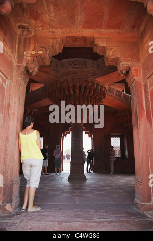 Les touristes à Diwam-i-Khas (salle des audiences privées), Fatehpur Sikri (Site du patrimoine mondial de l'UNESCO), de l'Uttar Pradesh, Inde Banque D'Images