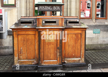 Une boîte postale en bois à l'extérieur du bureau de poste d'Oxford, en Angleterre. Banque D'Images