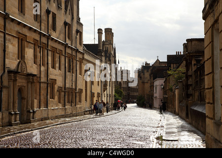 Le soleil se reflète sur le carrelage mouillé si Merton street à Oxford, Angleterre. Banque D'Images