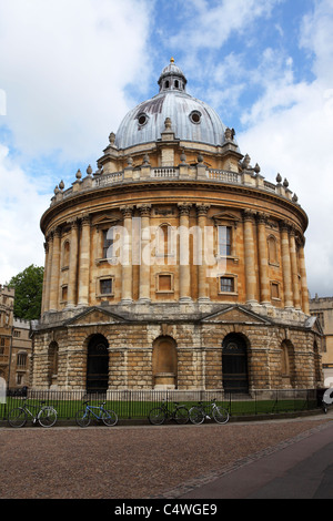 Les bicyclettes sont enchaînés aux grilles du Radcliffe Camera sur Square Radcliffe à Oxford, Angleterre. Banque D'Images