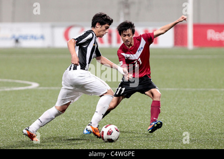 Jonathan Tan de Singapour U16(Droite) couvre la période de Zarmanian Lorenzo au cours de la 23e Coupe de la ville de Lion de Canon. Banque D'Images