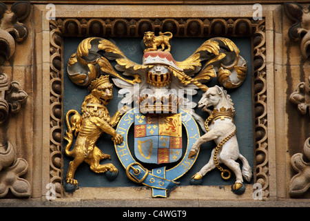 Le lion royal et Unicorn armoiries ornent la Tour de la cinq ordonnances à la Bodleian Library à Oxford, Angleterre. Banque D'Images