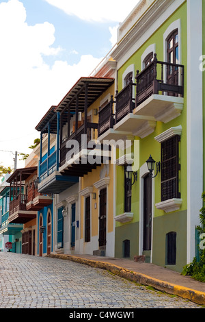 Une rangée de bâtiments peints pastel coloré dans la vieille ville de San Juan Puerto Rico. Banque D'Images