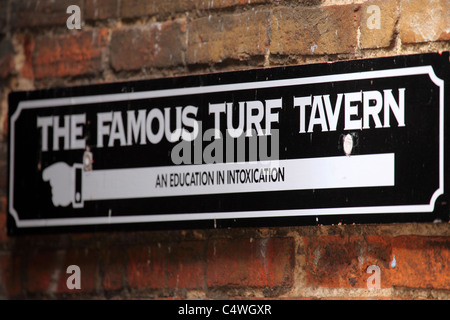 Un panneau pointe vers "le célèbre Turf Tavern' à Oxford, Angleterre. Banque D'Images